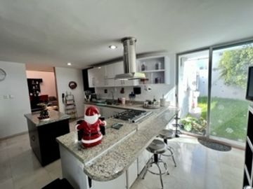 Casa en venta en La Isla Lomas de Angelópolis, lujo y confort en gran zona.
