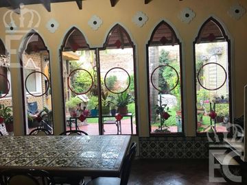 Venta de Casa  - 5  ambientes - con fondo parquizado -  Lanús Oeste
