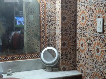 Venta de Casa  - 5  ambientes - con fondo parquizado -  Lanús Oeste
