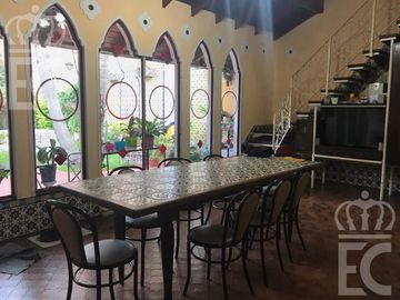 Venta de Casa  - 5  ambientes - con fondo parquizado -  Lanús Oeste