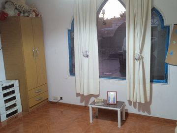 Venta de Casa  - 5  ambientes - con fondo parquizado -  Lanús Oeste