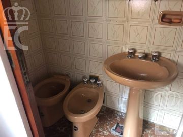 Venta de Casa  - 5  ambientes - con fondo parquizado -  Lanús Oeste