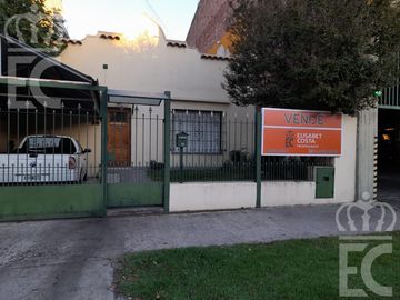 Venta de Casa  - 5  ambientes - con fondo parquizado -  Lanús Oeste