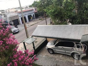 Venta de Casa  - 5  ambientes - con fondo parquizado -  Lanús Oeste