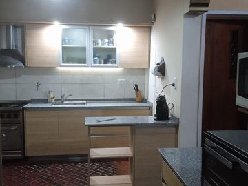 Venta de Casa  - 5  ambientes - con fondo parquizado -  Lanús Oeste