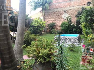 Venta de Casa  - 5  ambientes - con fondo parquizado -  Lanús Oeste