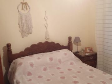 Venta de Casa  - 5  ambientes - con fondo parquizado -  Lanús Oeste
