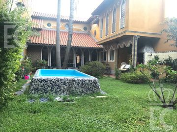 Venta de Casa  - 5  ambientes - con fondo parquizado -  Lanús Oeste