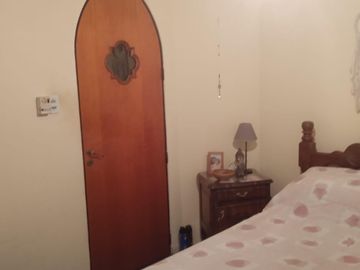 Venta de Casa  - 5  ambientes - con fondo parquizado -  Lanús Oeste