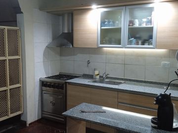 Venta de Casa  - 5  ambientes - con fondo parquizado -  Lanús Oeste