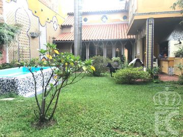 Venta de Casa  - 5  ambientes - con fondo parquizado -  Lanús Oeste