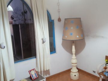 Venta de Casa  - 5  ambientes - con fondo parquizado -  Lanús Oeste