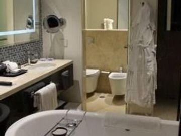 VENTA HOTEL BOUTIQUE CON 2 PILETAS, VINOTECA, CASCADA Y HAB. CON DISEÑO