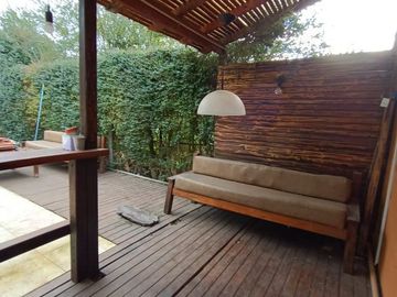 29 E/ 414 y 415-Casa 3 dormitorios con piscina en Villa Elisa.