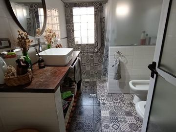 29 E/ 414 y 415-Casa 3 dormitorios con piscina en Villa Elisa.