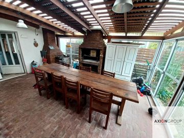29 E/ 414 y 415-Casa 3 dormitorios con piscina en Villa Elisa.