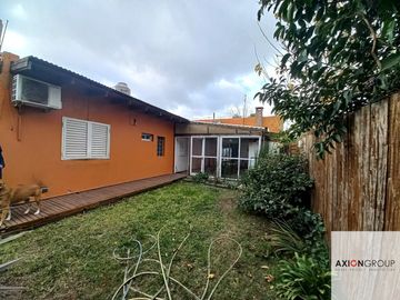 29 E/ 414 y 415-Casa 3 dormitorios con piscina en Villa Elisa.