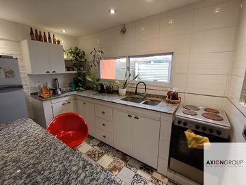 29 E/ 414 y 415-Casa 3 dormitorios con piscina en Villa Elisa.