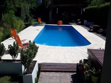 29 E/ 414 y 415-Casa 3 dormitorios con piscina en Villa Elisa.
