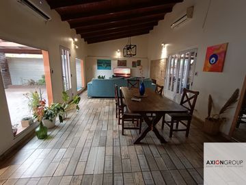 29 E/ 414 y 415-Casa 3 dormitorios con piscina en Villa Elisa.