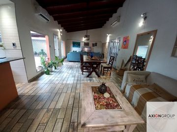 29 E/ 414 y 415-Casa 3 dormitorios con piscina en Villa Elisa.
