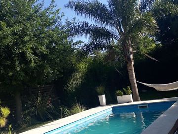 29 E/ 414 y 415-Casa 3 dormitorios con piscina en Villa Elisa.