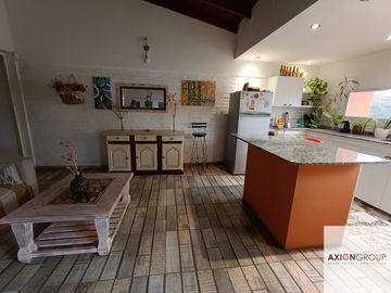 29 E/ 414 y 415-Casa 3 dormitorios con piscina en Villa Elisa.