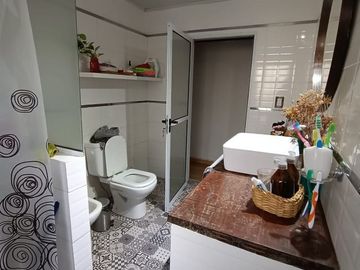 29 E/ 414 y 415-Casa 3 dormitorios con piscina en Villa Elisa.