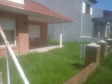 Casa en venta de 3 dormitorios c/ cochera en Punta Mogotes