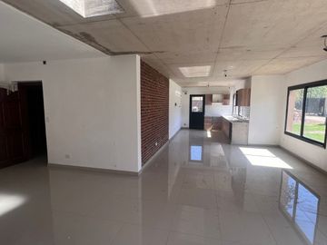 Casa en venta de 3 dormitorios c/ cochera en San Miguel