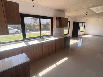 Casa en venta de 3 dormitorios c/ cochera en San Miguel