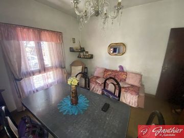 CASA céntrica POSIBILIDAD VIVIENDAS varias y COMERCIAL oficinas consultorios