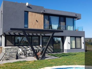 Casa en venta de 4 dormitorios en Barrio Privado Terralagos