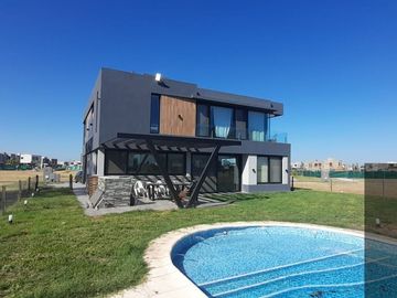 Casa en venta de 4 dormitorios en Barrio Privado Terralagos