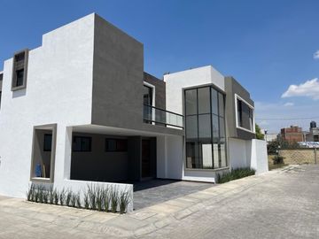 ESTRENA CASA EN ESQUINA  MUY CERCA DE ATLIXCAYOTL Y 11 SUR