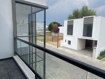 ESTRENA CASA EN ESQUINA  MUY CERCA DE ATLIXCAYOTL Y 11 SUR