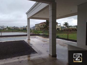 Casa en venta de 4 dormitorios salida a la laguna en El Rebenque