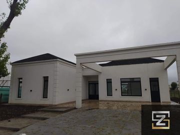 Casa en venta de 4 dormitorios salida a la laguna en El Rebenque