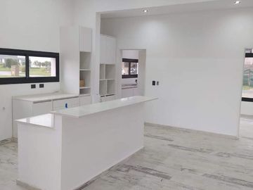 Casa en venta de 4 dormitorios salida a la laguna en El Rebenque