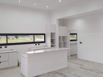 Casa en venta de 4 dormitorios salida a la laguna en El Rebenque