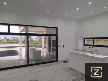 Casa en venta de 4 dormitorios salida a la laguna en El Rebenque