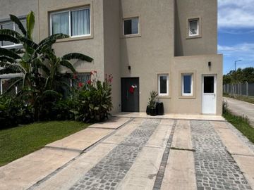 Casa en alquiler de 3 dormitorios c/ cochera en San Miguel