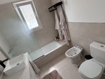 Casa en alquiler de 3 dormitorios c/ cochera en San Miguel