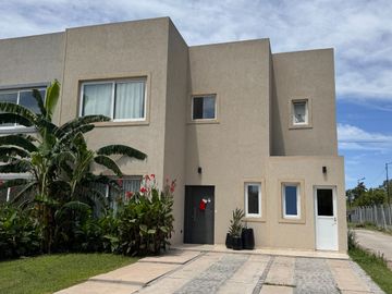 Casa en alquiler de 3 dormitorios c/ cochera en San Miguel
