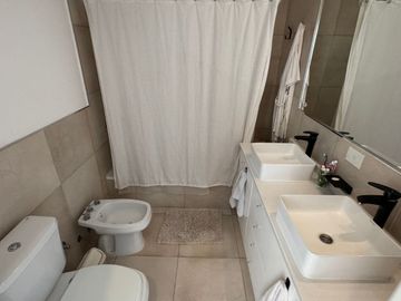 Casa en alquiler de 3 dormitorios c/ cochera en San Miguel