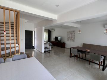 Casa en alquiler de 3 dormitorios c/ cochera en San Miguel