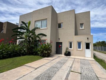 Casa en alquiler de 3 dormitorios c/ cochera en San Miguel