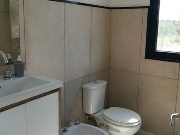 FINA PATAGONIA. Casa en venta de 1 dormitorio c/ cochera en San Martin de los Andes