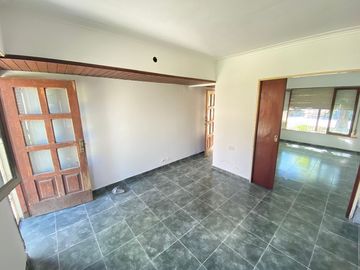 148 E/ 43 Y 44 -  CASA DE 3 AMB.