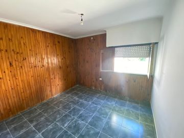 148 E/ 43 Y 44 -  CASA DE 3 AMB.
